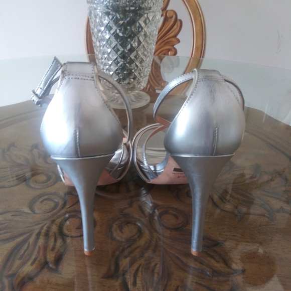 Badgley Mishka strappy silver heels Size 9.5 - Picture 4 of 9